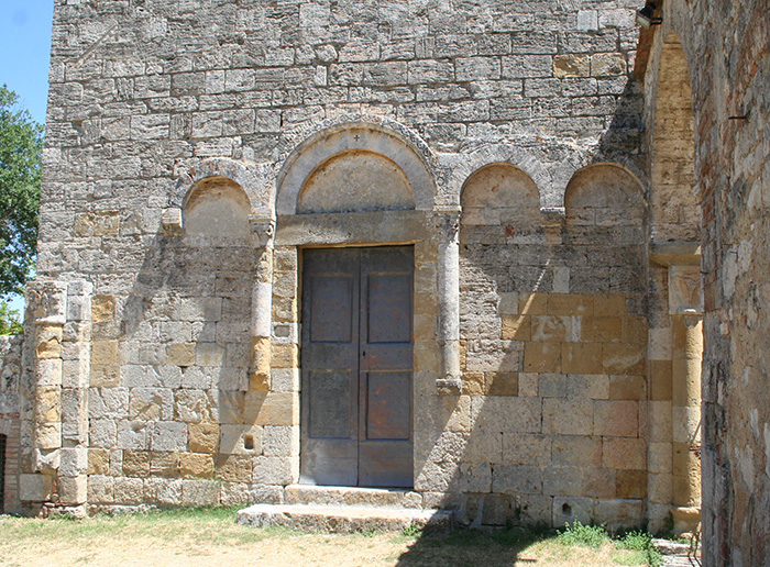 Portale d'accesso della Abbazia di santa Maria Assunta a Conèo, Colle Val d'Elsa