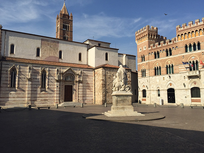 Grosseto, Piazza Dante en het Canapone monument, een beeld van de Grand Duke Leopold II van Lorraine
