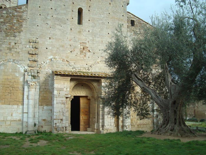 De abdij van Sant’Antimo, facade