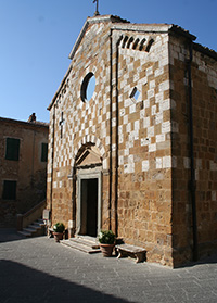 Trequanda, la facciata della chiesa parrocchiale dei Santi Pietro ed Andrea 